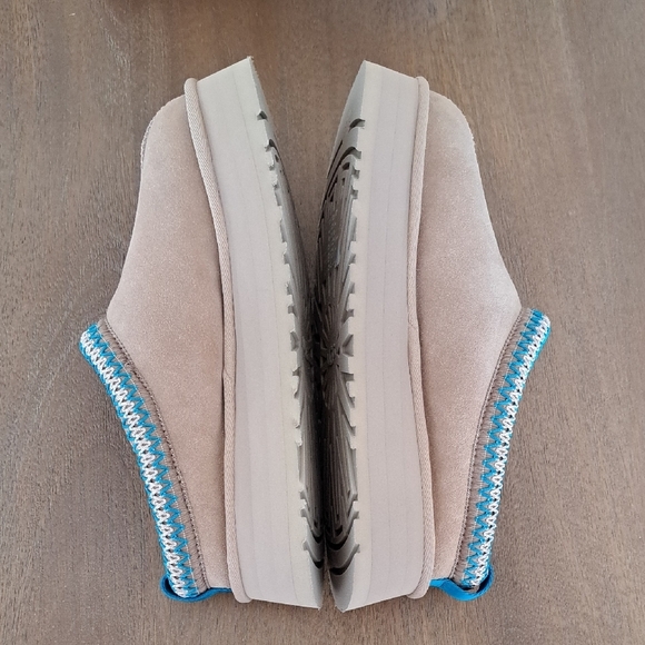 UGG Tazz Slipper / Clog - Color: Driftwood / Turquoise - Size: 9 - Picture 6 of 9